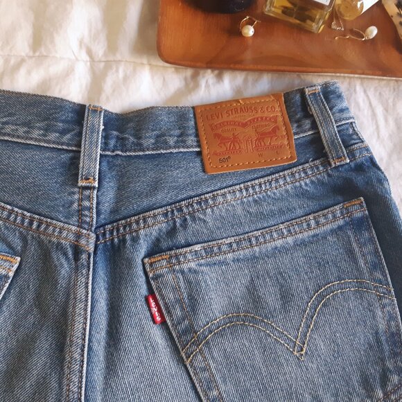 Levi's 501 Distressed Shorts - Picture 3 of 4